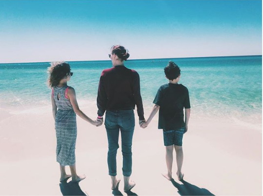 Karen Elson and her children