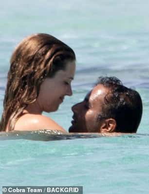 aziz-ansari-girlfriend-spain Aziz Ansari enjoying vacation with his girlfriend.