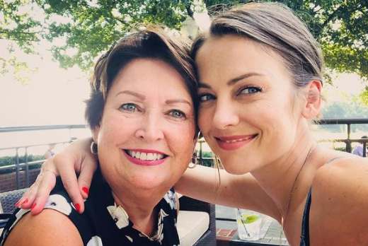 jessica-stroup-with-her-mother Jessica Stroup