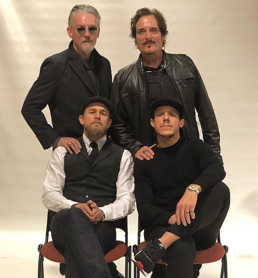 charlie-hunnam-with-the-cast-of-son-of-anarchy Charlie Hunnam with the cast of son of anarchy