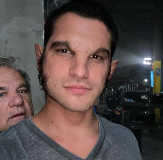tyler-posey-teenwolf-set Tyler Posey in the set of teen wolf.