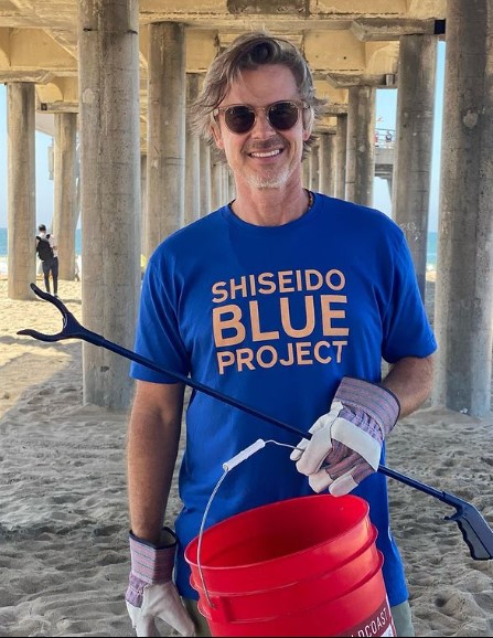 sam-trammell-cleaning-ocean-with-shiseido-blue-project Sam Trammell cleaning ocean with Shiseido Blue Project