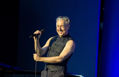 alan-cumming-in-his-show Alan Cumming performing at The Florida on his show.