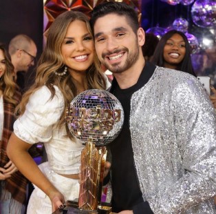hannah-brown-dancing-with-the-stars Hannah Brown with Alan Bresten after winning dancing with the stars trophy