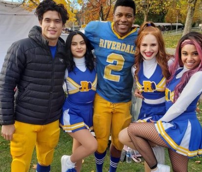 Eli Goree with the other cast of Riverdale.