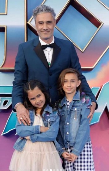 taika-waititi-at-london-premiere-of-thor-love-and-thunder-with-his-daughters Taika Waititi with his daughters at the London Premiere of Thor: Love and Thunder