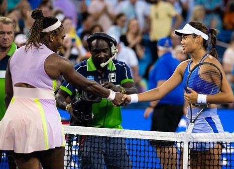 emma-raducanu-with-the-serena-williams Emma Raducanu with Serena Williams