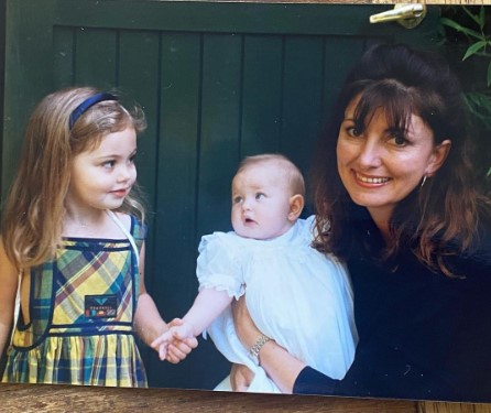 phoebe-tonkin-parents Phoebe Tonkin with her mom and sister