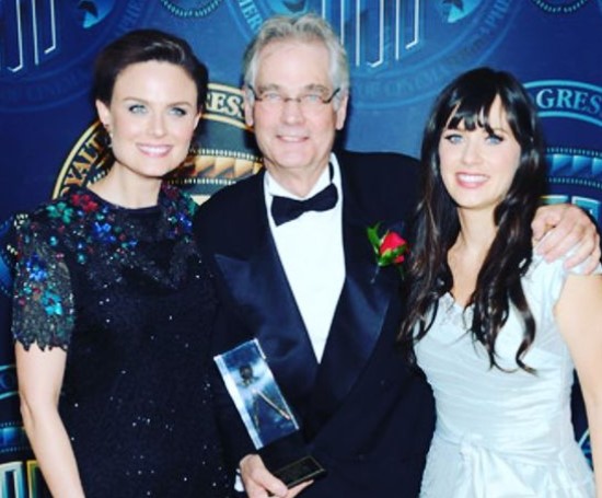 zooey-deschanel-with-her-father-and-sister Zooey Deschanel with her father and sister