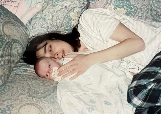 baby-dakota-fanning-with-her-mother Baby Dakota Fanning with her mother