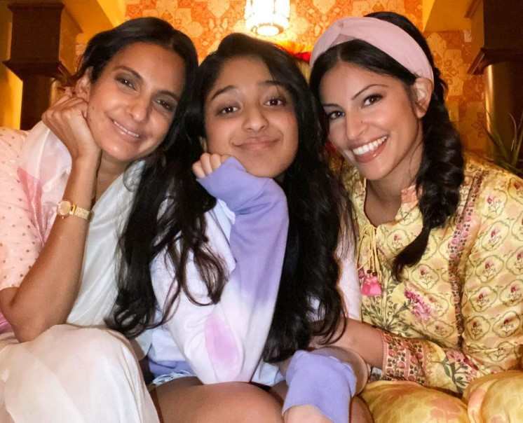 richa-moorjani-never-have-i-ever Richa Moorjani with her co-stars of