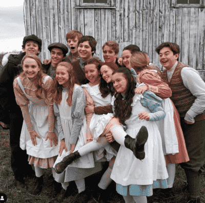 Ella Jonas Farlinger with her coworker in the set of Anne With An E Tv series
