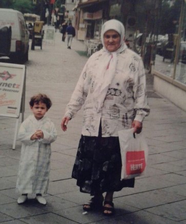 Childhood picture of Emilio Sakraya with his mom