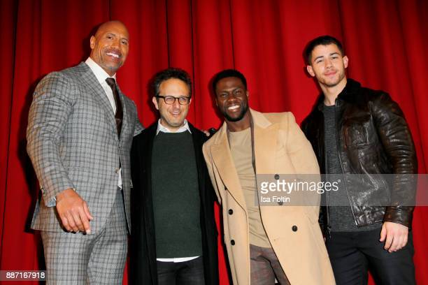 jake-kasdan-with-artist Jake Kasdan with the artists of Jumanji: The Next Level movie
