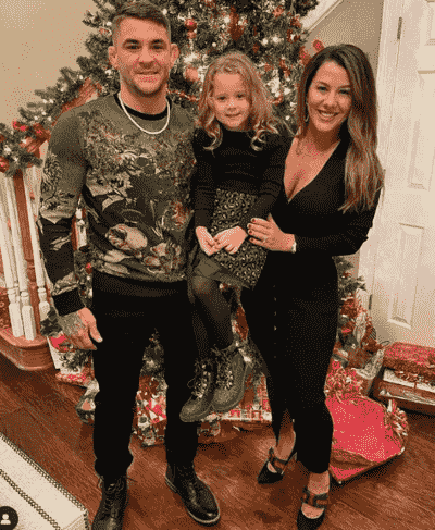 dustin-poirier-family-photo Dustin Poirier with his wife and daughter