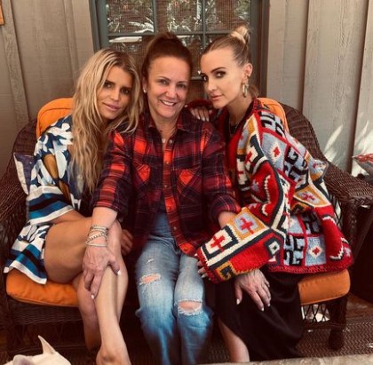ashlee-simpson-with-her-mother-and-sister Ashlee Simpson with her mother and sister