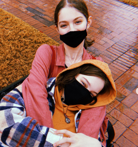 emma-myers-with-her-sister Emma Myers with her sister
