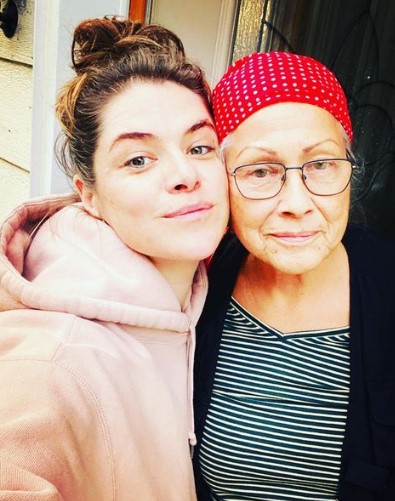 kaniehtiio-horn-mother Kaniehtiio Horn with her mother