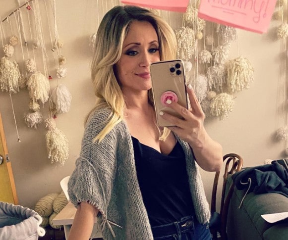 emme-rylan-taking-mirror-selfie Emme Rylan taking mirror selfie