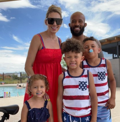demetrious-johnson-wife-and-kids Demetrious Johnson with his wife and kids