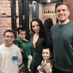 chris-distefano-with-his-wife-and-kids Chris Distefano with his wife and kids