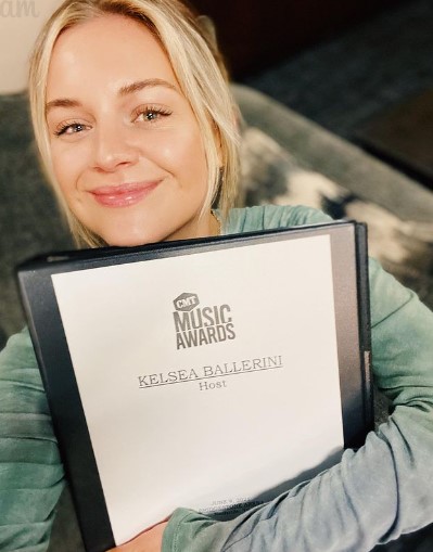 kelsea-ballerini-host Kelsea Ballerini