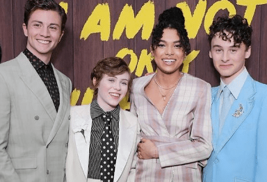 sophia-lillies-with-the-cast-of-i-am-not-okay Sophia Lillis with the cast of I Am Not Okay with This