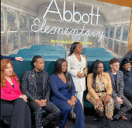 lisa-ann-walter-with-the-cast-of-abbott-elementaru-min Lisa Ann Walter with the cast of Abbott Elementary