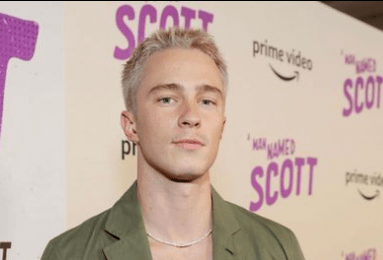 drew-starkey-at-the-premiere-of-a-man-named-scott-min Drew Starkey at the premiere of A Man Named Scott