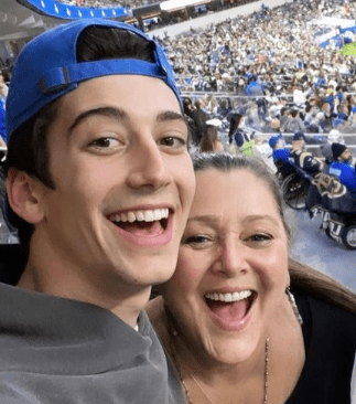milo-manheim-with-his-mother-min Milo Manheim with his mother