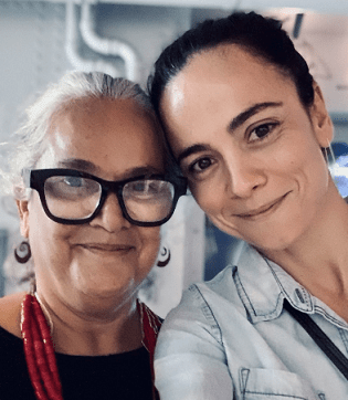 Alice Braga with her mother 