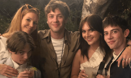 darby-stanchfield-with-the-cast-of-locke-and-key Darby Stanchfield with the cast of Lock and Key
