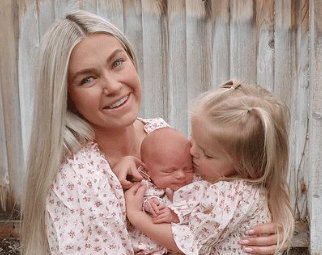 Lindsay Arnold with her daughters