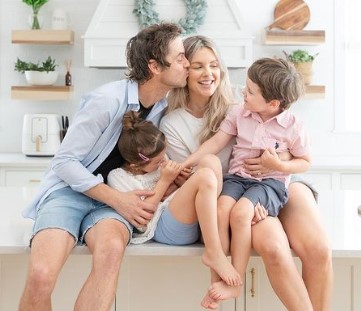 Ali Fedotowsky with her family 