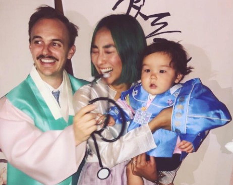 greta-lee-with-her-husband Greta Lee with her husband, Russ