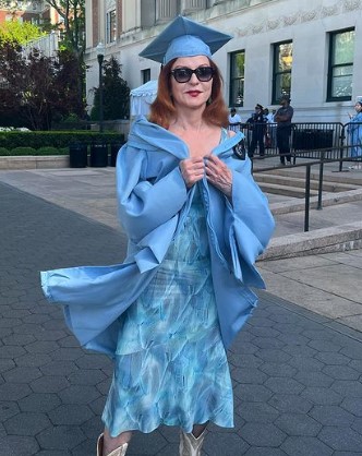 maureen-dowd-at-columbia-university-graduation Maureen Dowd at Columbia University Graduation