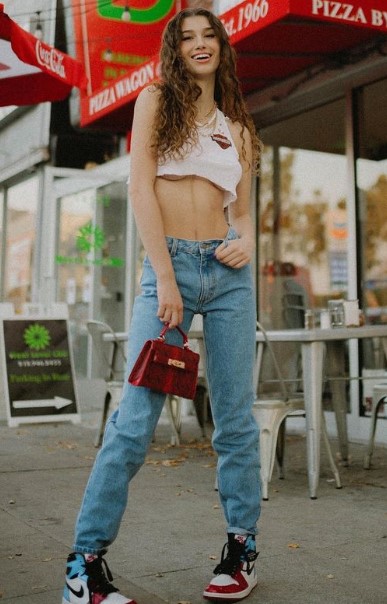 Sydney Vezina promoting the clothing brand Purse