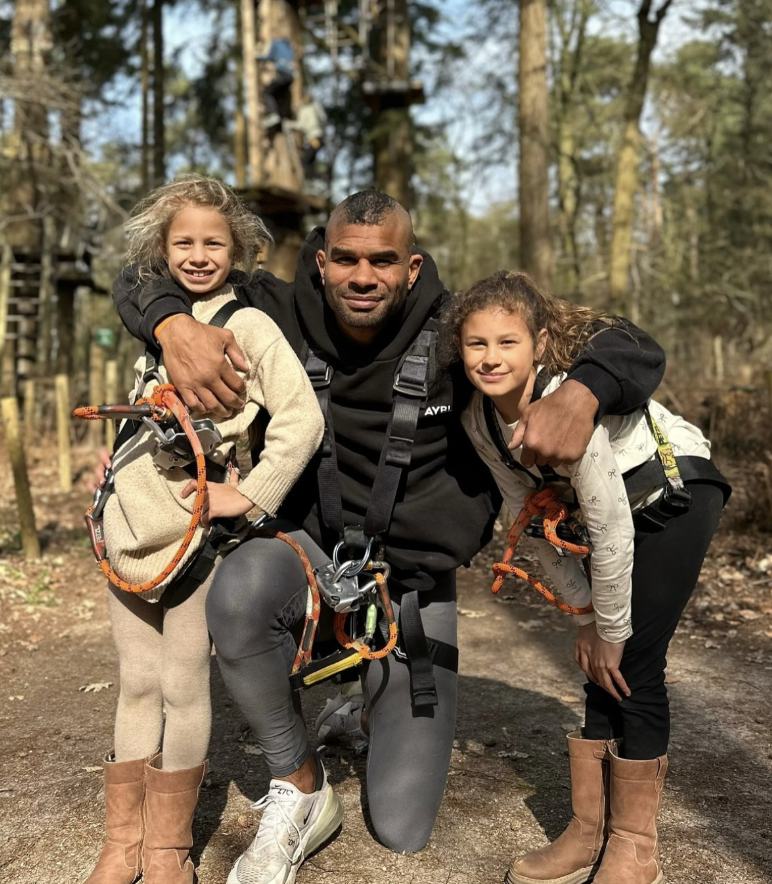 Alistair-Overeem-Daughters Alistair Overeem with his two daughters