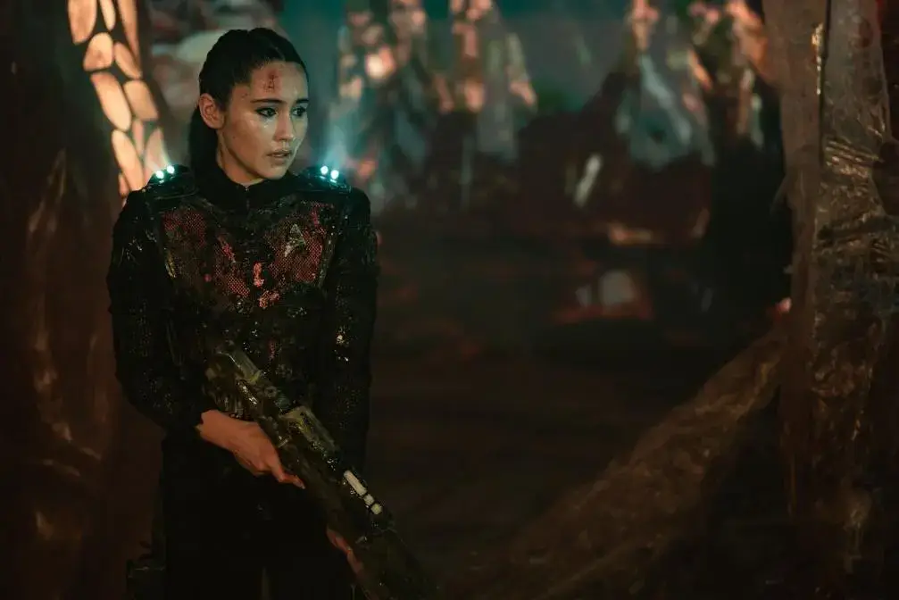 Christina Chong as La