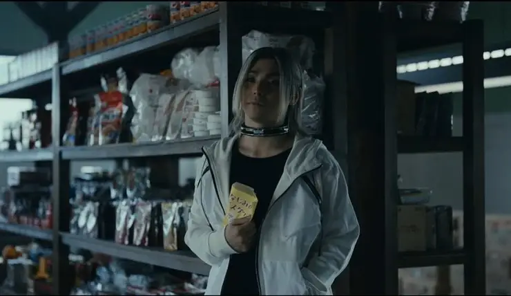Nijirô Murakami as Shuntaro Chishiya from Alice in Borderland, leaning in a convenience store wearing a white jacket and a black choker.