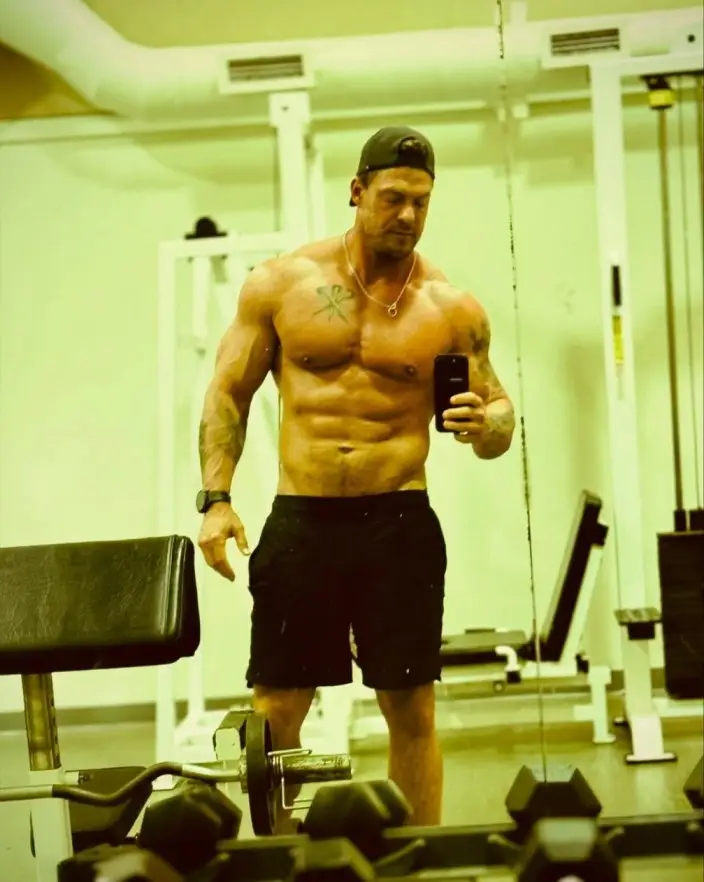 Alan Ritchson takes a mirror selfie