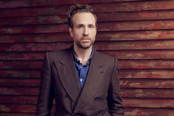 Rafe Spall Bio - Siblings, Wife, Father, Mother, Parents, Height, Net Worth