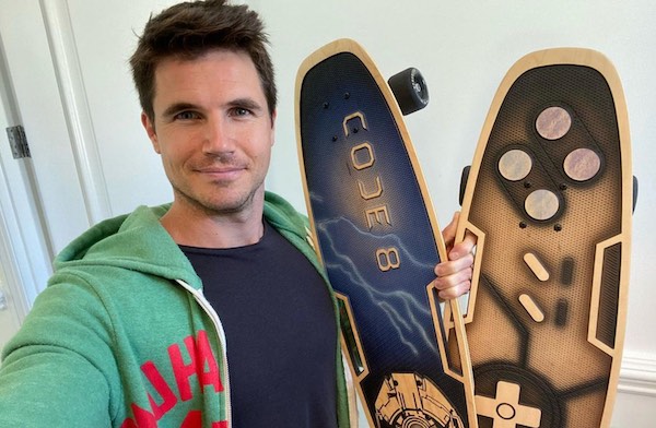 Robbie Amell Bio - Wife, Brother, Age, Net Worth, Height, Family, Children