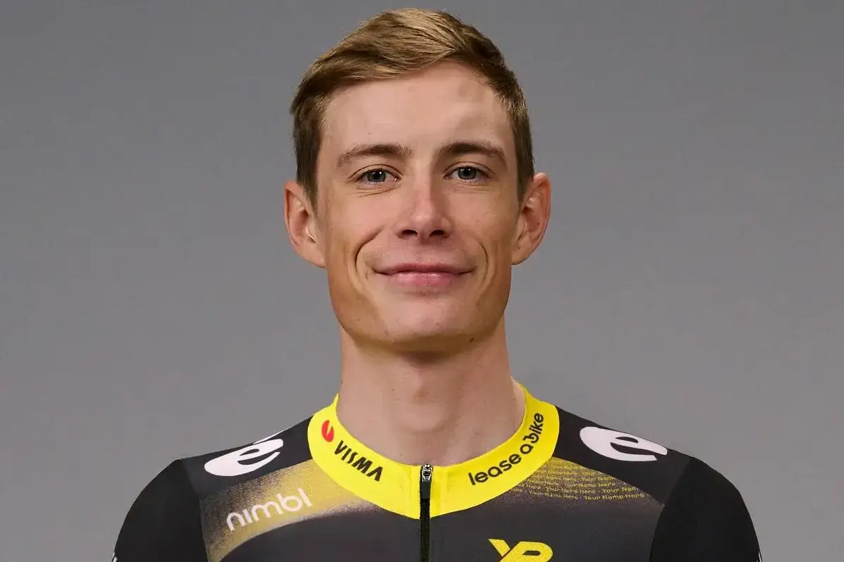 Jonas Vingegaard wearing a black and yellow Visma–Lease a Bike cycling jersey.