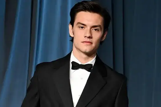 Louis Partridge