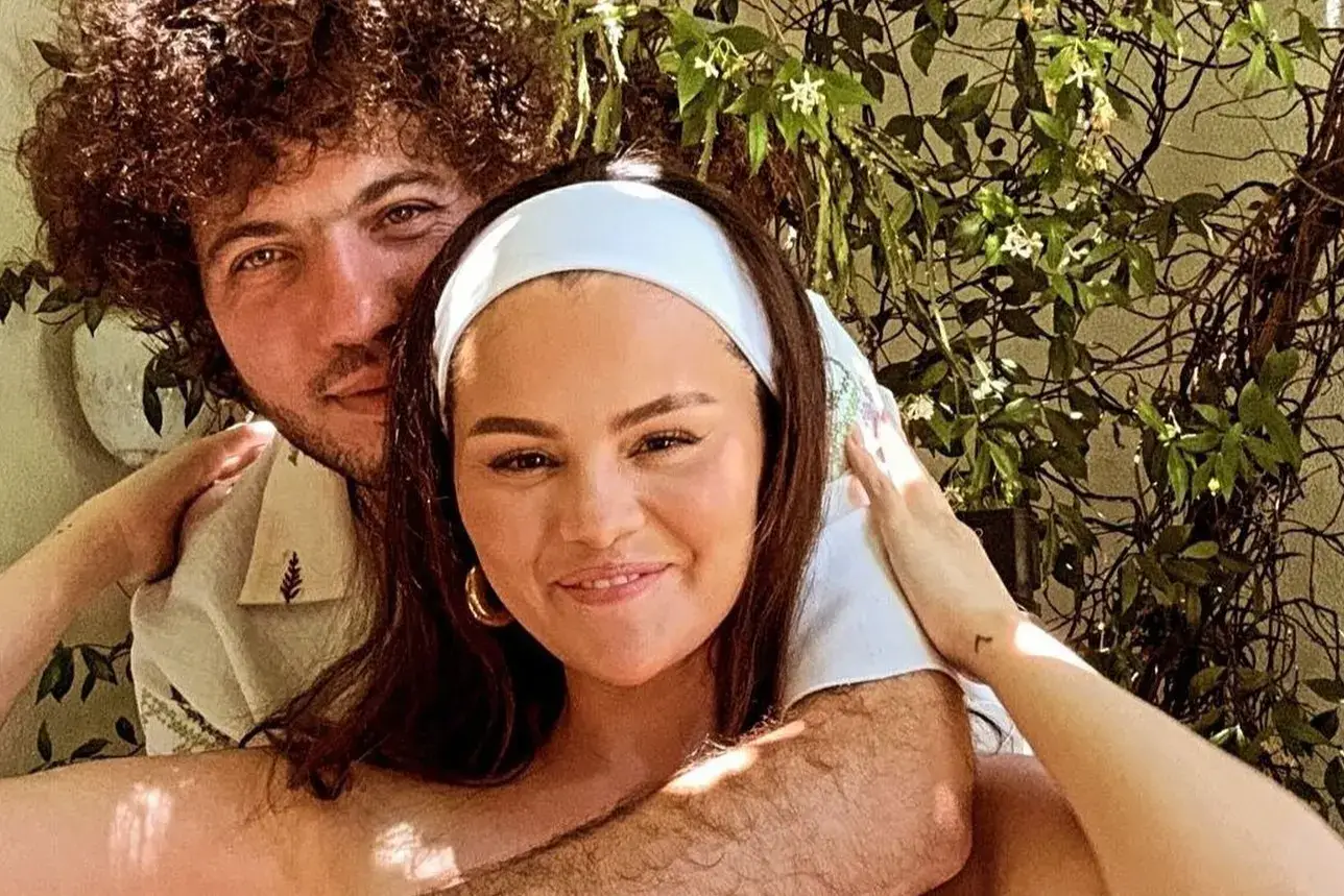Selena Gomez and Benny Blanco are hugging.