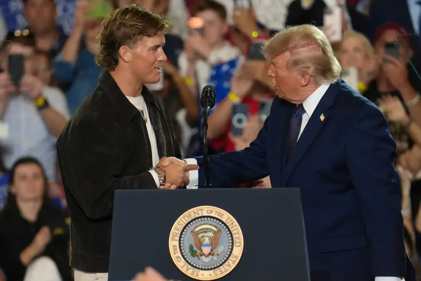 Donald Trump shakes hands with Jaxson Dart.️