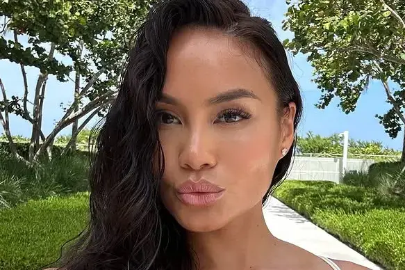 Daphne Joy making a pouty face.️