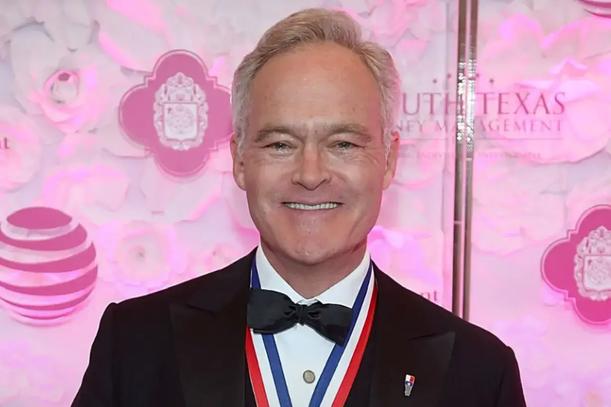 Scott Pelley smiling.