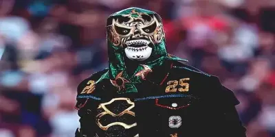 Penta El Zero Miedo, wears a black and green mask and jacket with number 25 on the right shoulder.